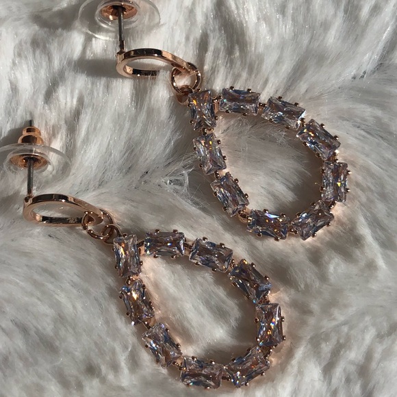 Jewelry - Stunning drop earrings with huge sparkle & style